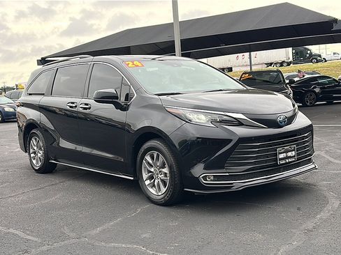 Used 2024 Toyota Sienna XLE image 10