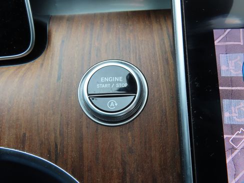 Used 2025 Mercedes-Benz C 300 4MATIC Sedan image 23