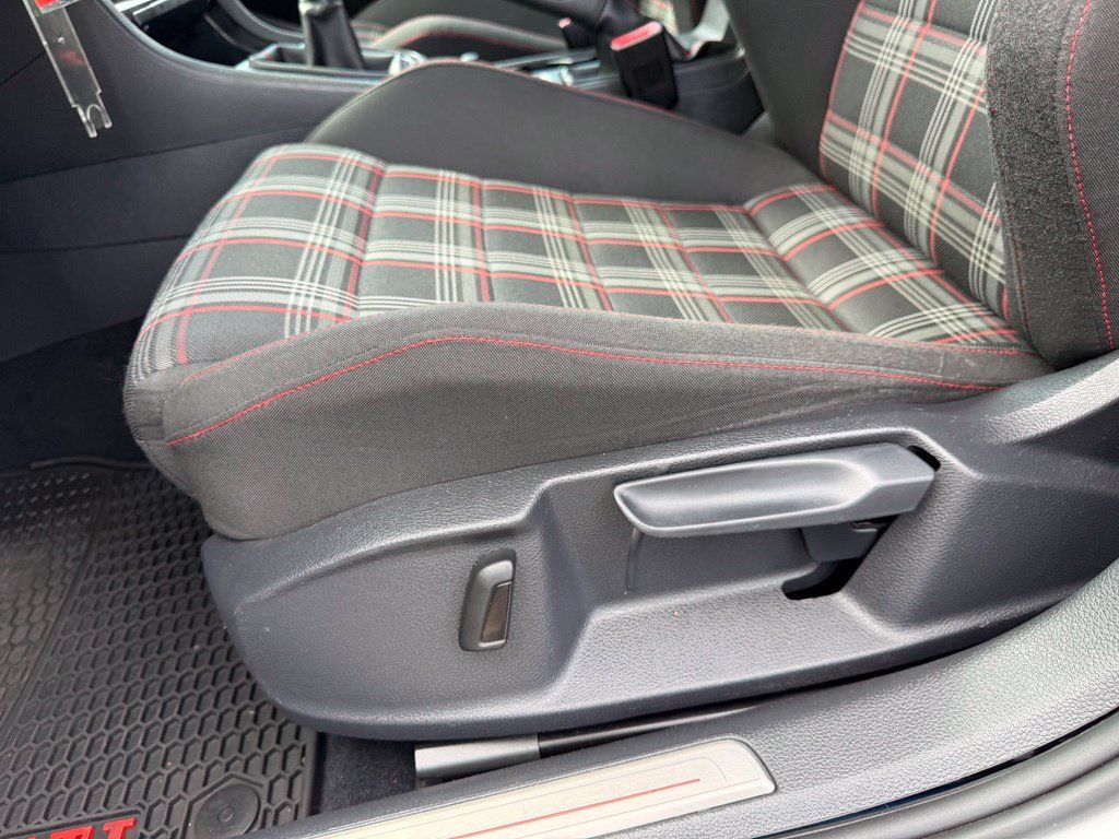 Used 2015 Volkswagen Golf 4-Door FWD image 14