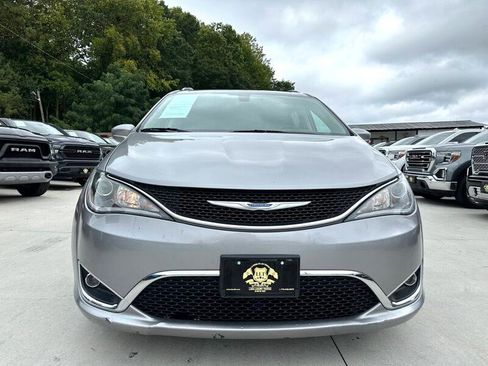 Used 2018 Chrysler Pacifica Touring-L w/ Tire & Wheel Group image 2