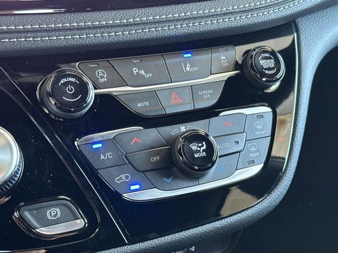 New 2026 Chrysler Pacifica Select image 21