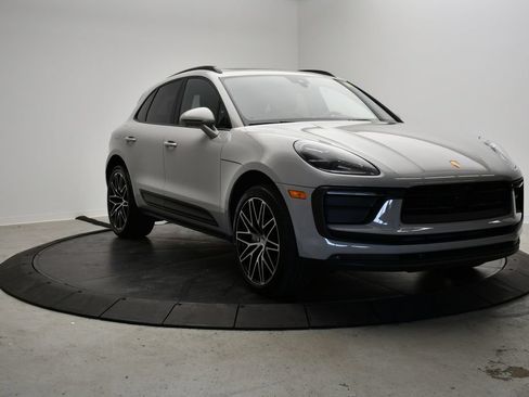 Certified 2024 Porsche Macan AWD/4WD image 9