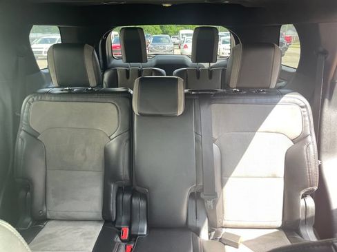 Used 2017 Ford Explorer XLT w/ Equipment Group 202A FWD image 28