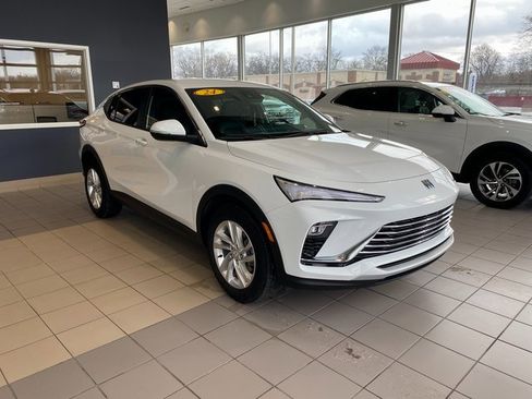 Used 2024 Buick Envista Preferred w/ Convenience I Package image 2