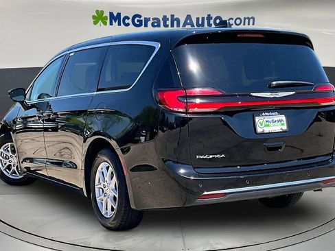Used 2024 Chrysler Pacifica Touring-L FWD image 4