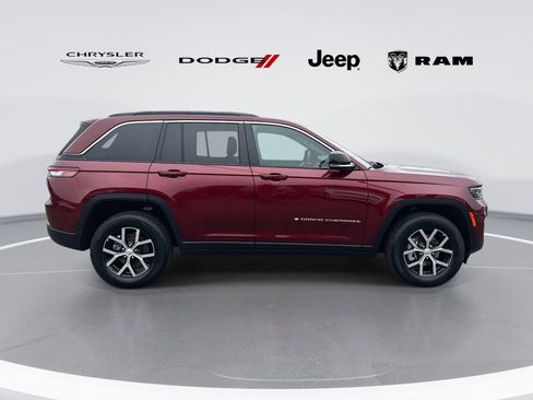 Used 2024 Jeep Grand Cherokee Limited image 2