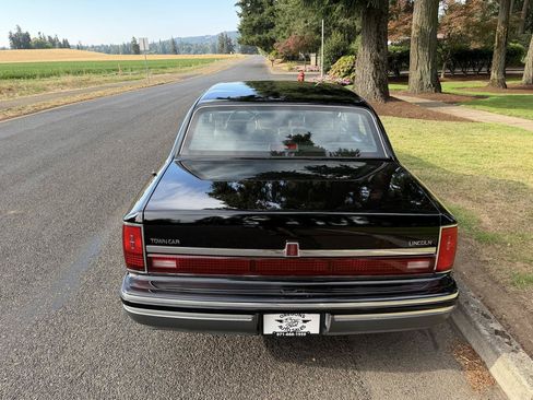 Used 1993 Lincoln Town Car Signature RWD image 5