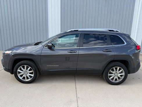 Used 2017 Jeep Cherokee Latitude AWD/4WD image 1
