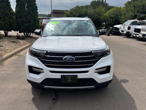 Used 2022 Ford Explorer XLT AWD/4WD image 3