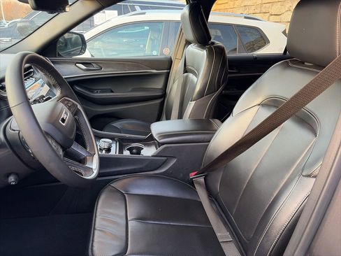 Used 2024 Jeep Grand Cherokee L Limited w/ Luxury Tech Group II image 8