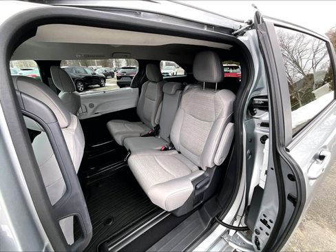 Used 2025 Toyota Sienna LE image 15
