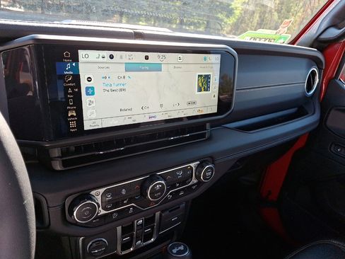 Certified 2024 Jeep Wrangler Unlimited Sahara w/ Technology Group AWD/4WD image 6
