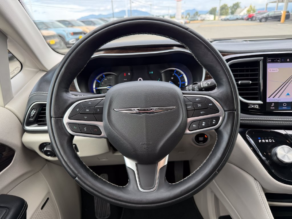 Used 2022 Chrysler Pacifica Limited w/ Uconnect Theater Family Group FWD image 24