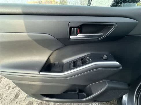 Used 2023 Toyota Highlander XLE image 17