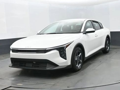 Used 2025 Kia K4 FWD image 1