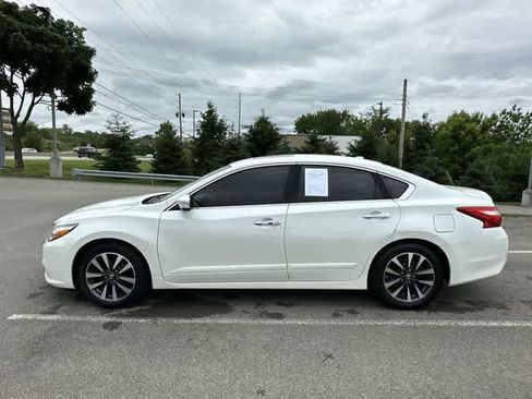 Used 2016 Nissan Altima 2.5 SL w/ 2.5 Technology Package FWD image 2