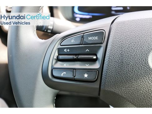 Certified 2025 Hyundai Venue SEL FWD image 18