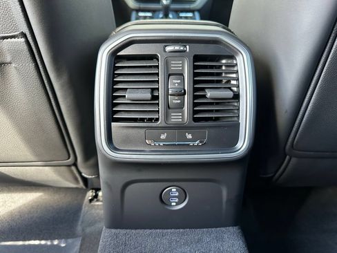 Used 2026 Porsche Macan AWD/4WD image 37