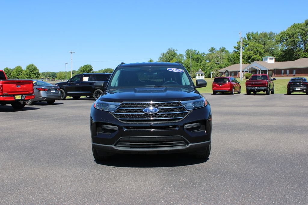 Used 2023 Ford Explorer XLT AWD/4WD image 3