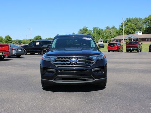 Used 2023 Ford Explorer XLT AWD/4WD image 3
