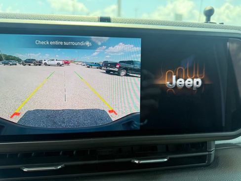 Used 2024 Jeep Gladiator Sport AWD/4WD image 13