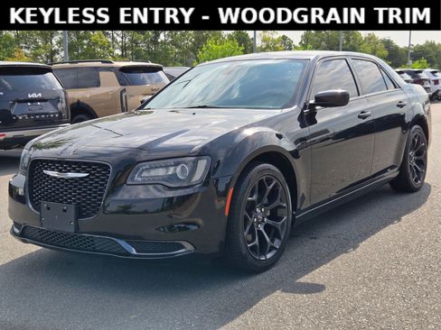 Used 2020 Chrysler 300 Touring w/ Sport Appearance Package RWD image 3