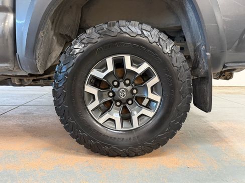 Used 2017 Toyota Tacoma TRD Off-Road AWD/4WD image 9