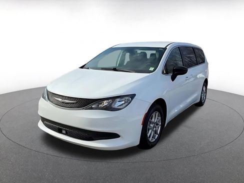 Used 2024 Chrysler Voyager LX image 7