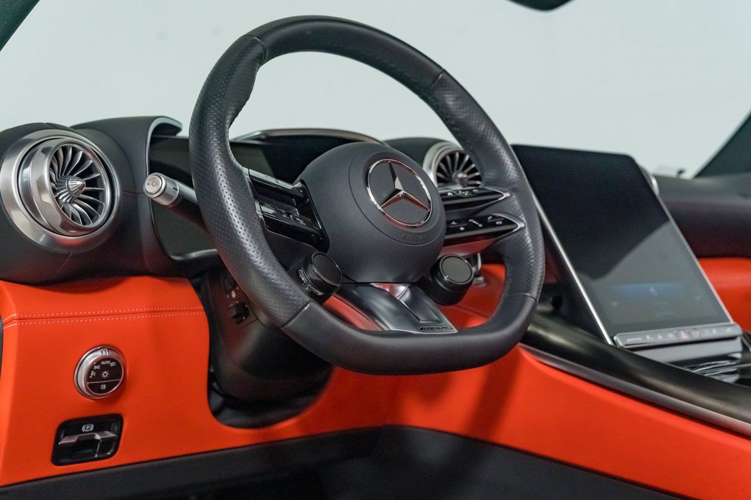 Used 2025 Mercedes-Benz SL 43 AMG w/ Driver Assistance Package image 35