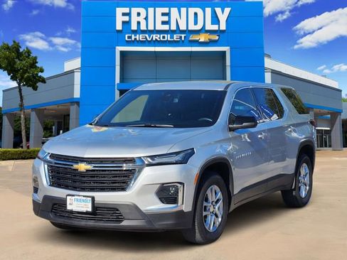 Used 2022 Chevrolet Traverse LS image 3