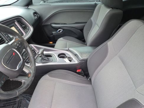 Used 2015 Dodge Challenger SXT image 8