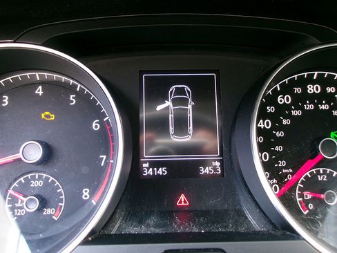 Used 2019 Volkswagen Golf S image 19