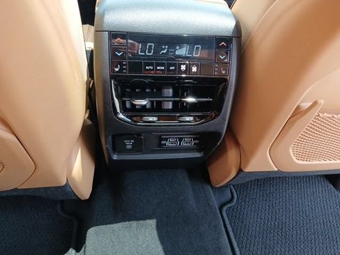 Used 2023 Jeep Grand Cherokee L Summit w/ Luxury Tech Group V AWD/4WD image 22
