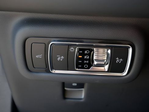 Certified 2025 Lincoln Nautilus Reserve w/ Jet Appearance Package AWD/4WD image 17