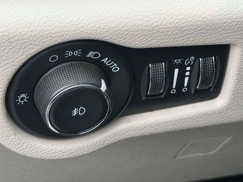 Used 2023 Chrysler Pacifica Touring-L FWD image 19