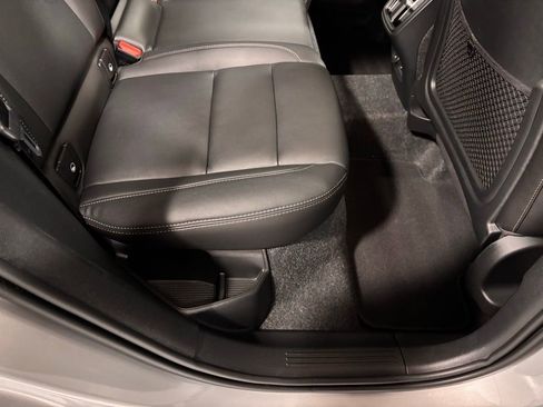 Certified 2025 Volvo XC40 B5 Plus image 23