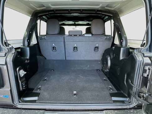 Used 2023 Jeep Wrangler Unlimited image 17