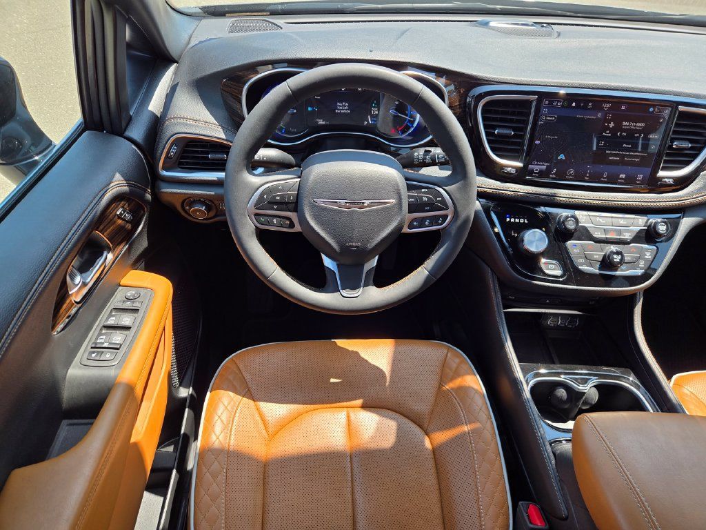 Used 2023 Chrysler Pacifica Pinnacle FWD image 14