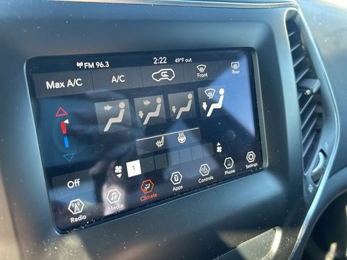 Certified 2019 Jeep Cherokee Latitude Plus w/ Cold Weather Group image 17