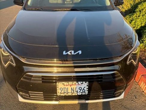 Used 2023 Kia Niro EX Touring image 3