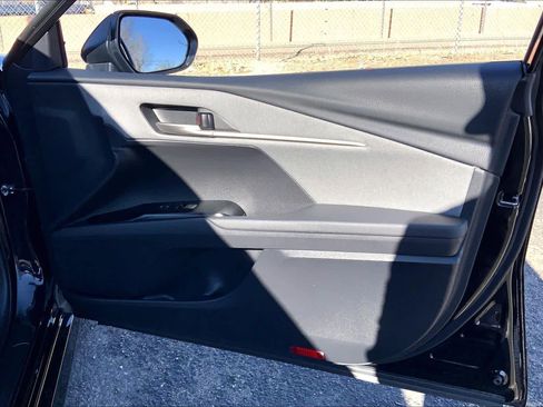 Used 2025 Toyota Camry LE w/ Convenience Package image 20