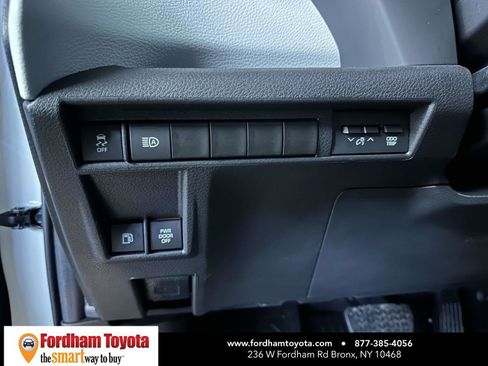Used 2025 Toyota Sienna LE image 17