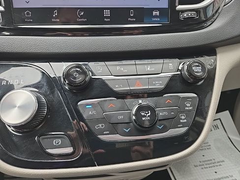 Used 2024 Chrysler Pacifica Touring-L FWD image 57