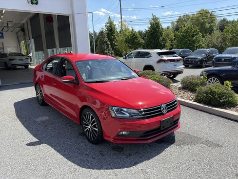 Used 2016 Volkswagen Jetta Sport w/ Lighting Package FWD image 3