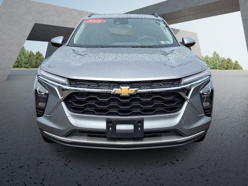 Used 2025 Chevrolet Trax LT FWD image 2