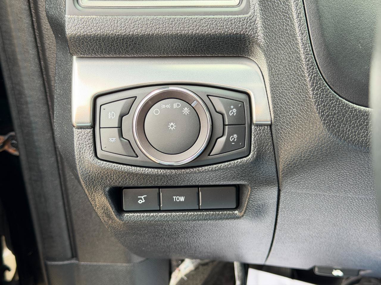 Used 2018 Ford Explorer XLT w/ Equipment Group 202A AWD/4WD image 18