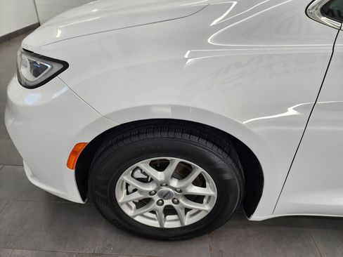 Used 2024 Chrysler Pacifica Touring-L image 34