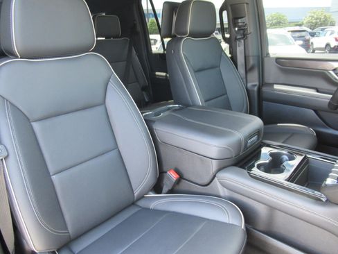 Used 2025 GMC Yukon XL Elevation w/ Elevation Premium Package AWD/4WD image 9