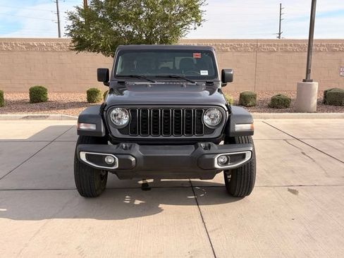 Used 2024 Jeep Gladiator Sport AWD/4WD image 4