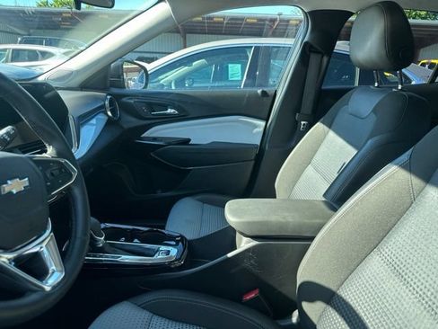 Used 2025 Chevrolet Trax LT w/ LT Convenience Package FWD image 6